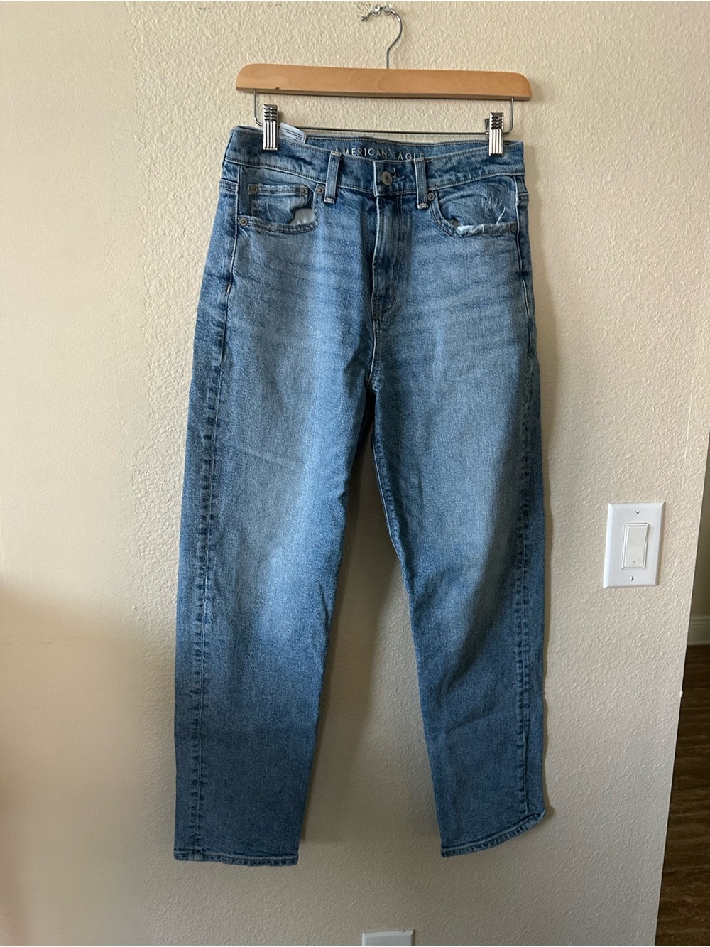 American Eagle Outfitters Women's Medium Blue Straight Jeans size 2/ NWOT 1480